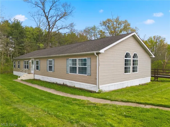 11327 4th St NE, Magnolia, OH 44643