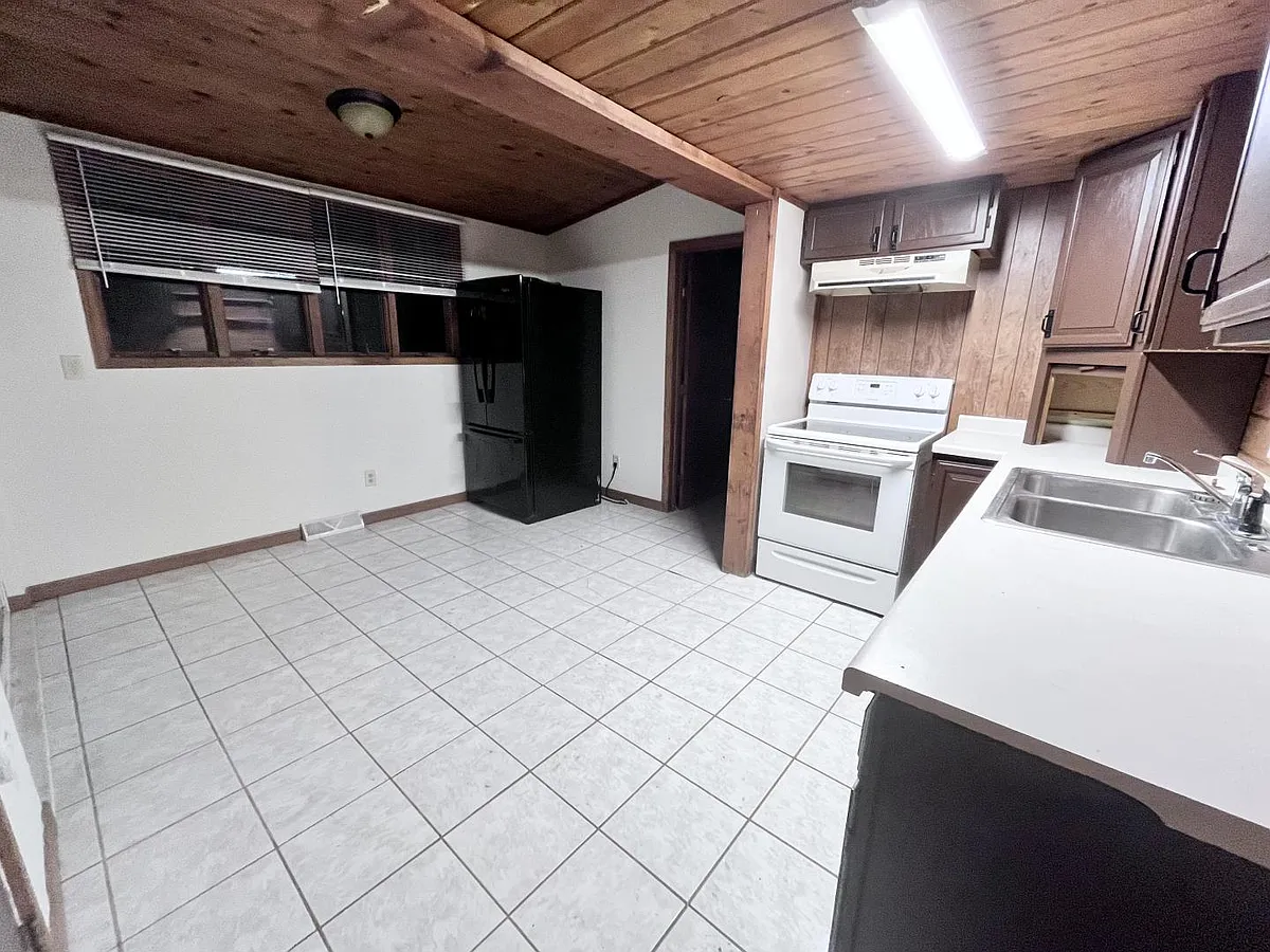 Building Photo - 2172 Strongs Ave #2