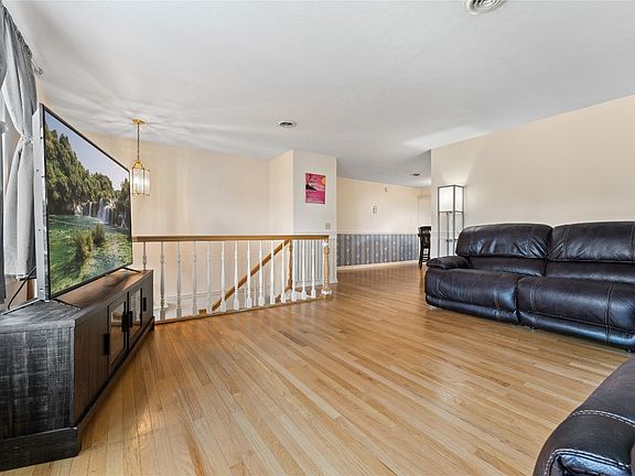 5th image of 8 Gordon Dr