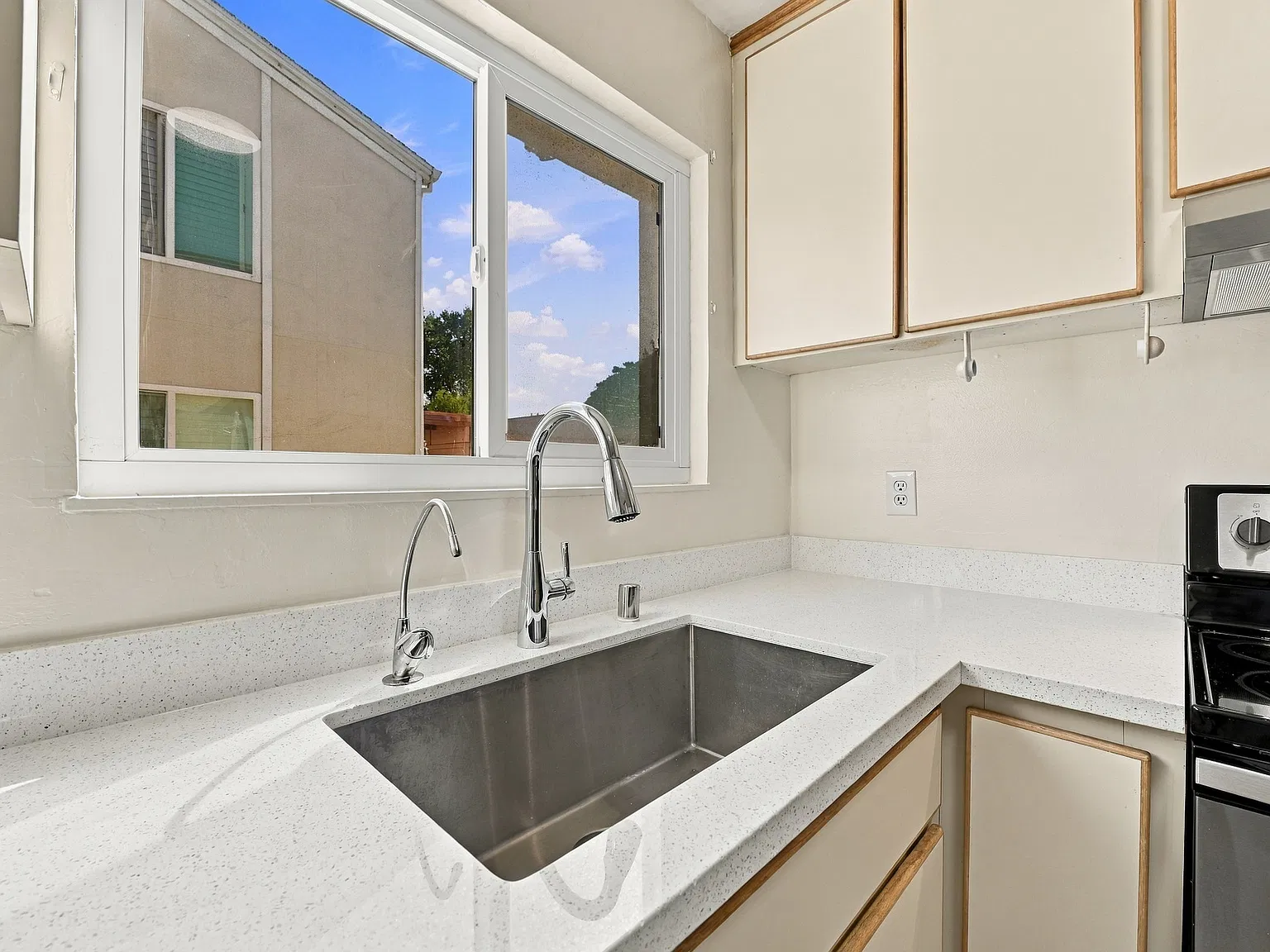 2 bed, 1.5 bath, 1027 sqft, $3,200 — Photo 3