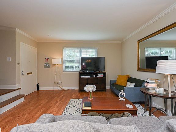 3rd image of 100 6e Lewis Dr