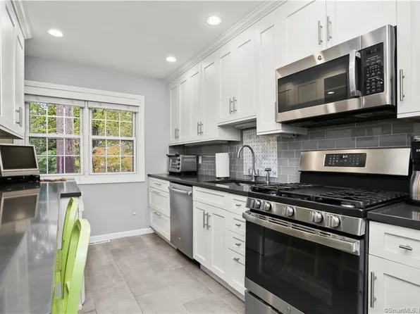 245 Unquowa Rd APT 129, Fairfield, CT 06824