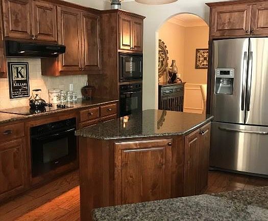 5th image of 128 Claremont Dr