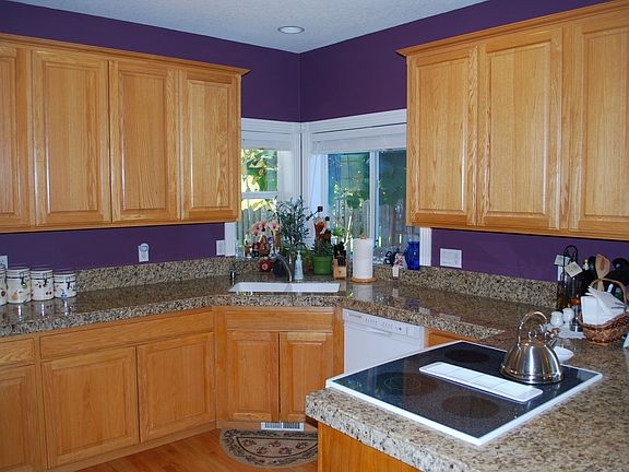 Kitchen (dark plum)