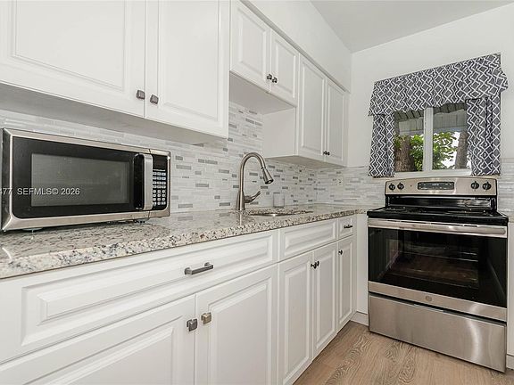 5th image of 2524 Hayes St APT 9