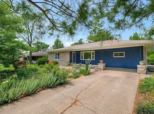 16 Orchard Dr, Charleston, IL