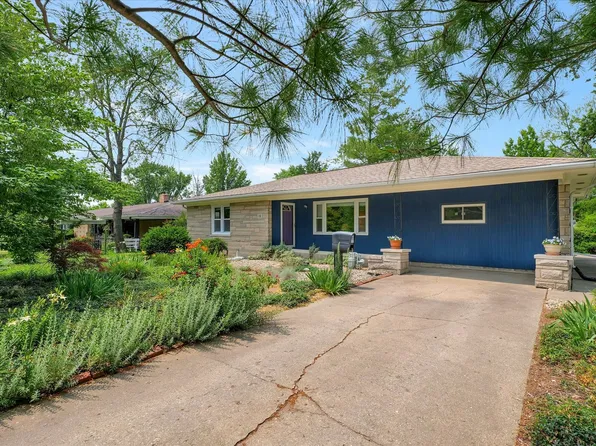 16 Orchard Dr, Charleston, IL 61920