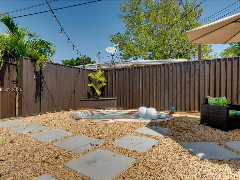 301 SW 69th Ave — Photo 37