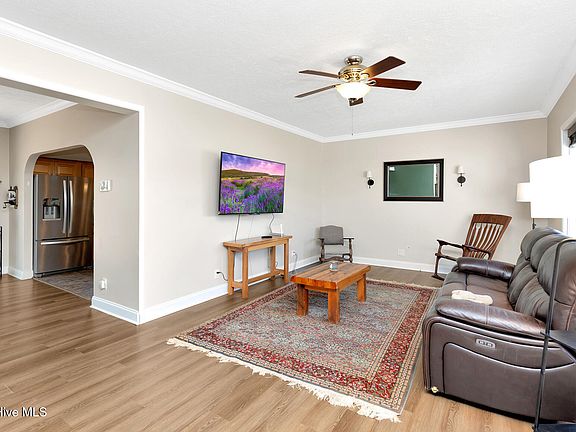 3rd image of 4609 Lobelia Road
