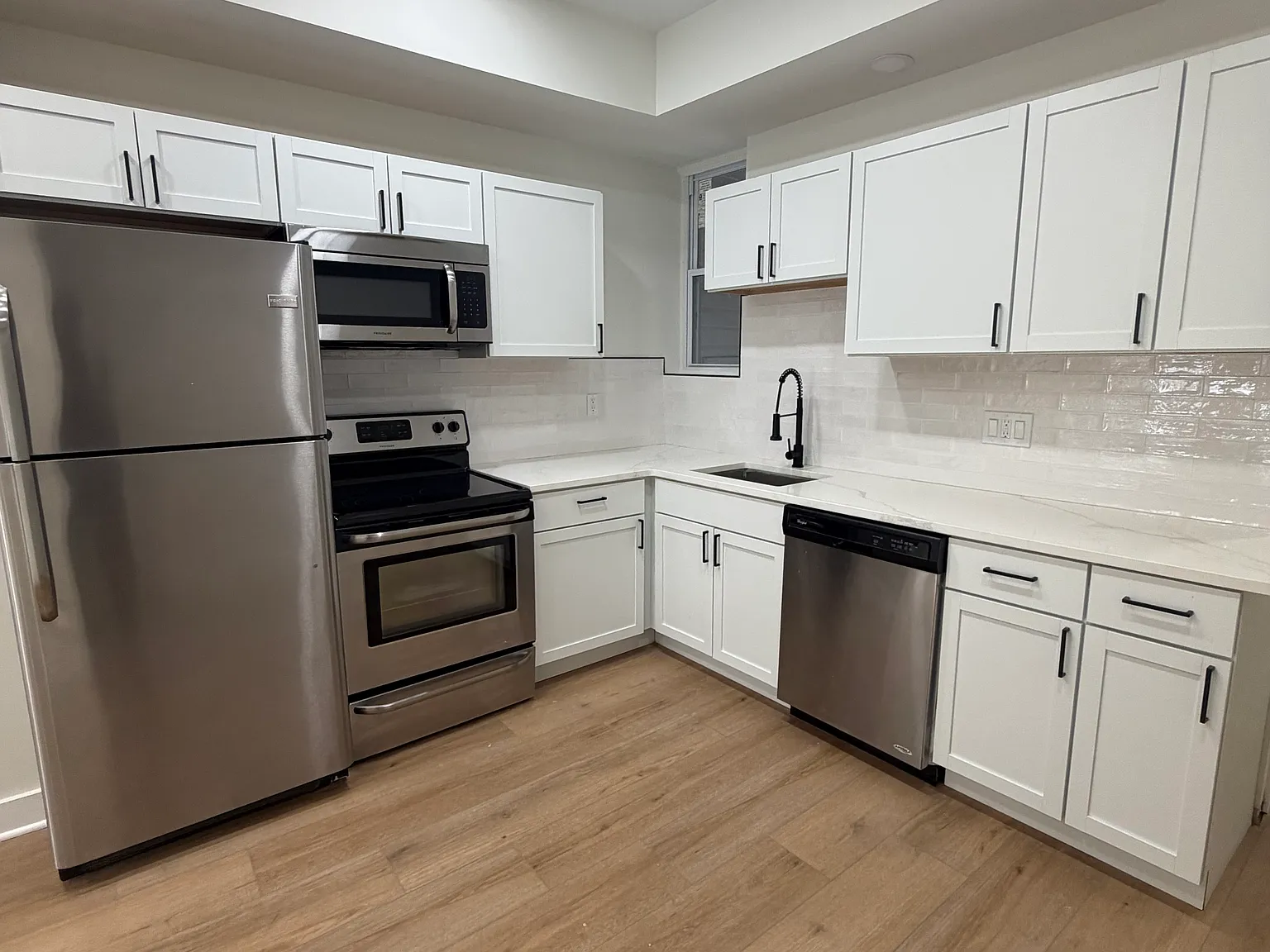 5 bed, 1900 sqft, $2,750 — Photo 2