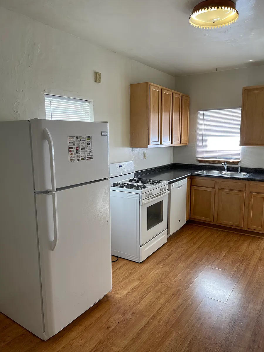 Building Photo - 523 E Burlington St #2