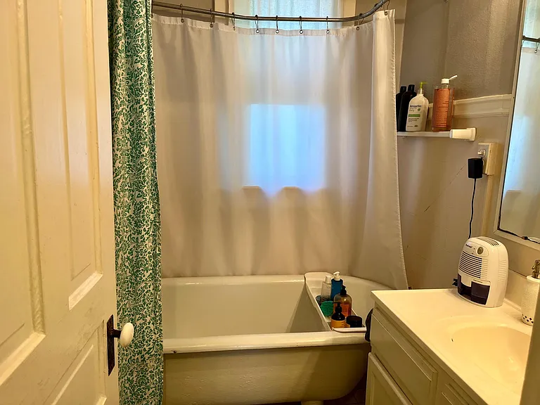 Bathroom (pre-remodel_clawfoot tub stays!)