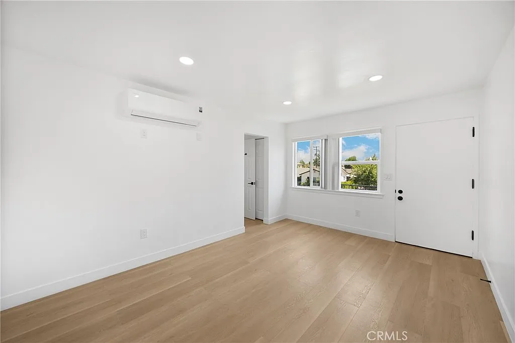 2 bed, 700 sqft, $2,825 — Photo 4