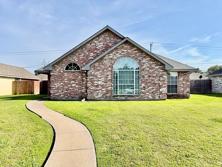 1302 Old Knoll Dr — Photo 1