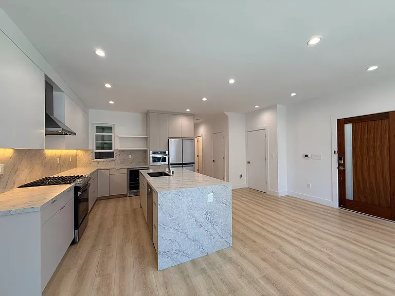 710 16th Ave — Photo 6