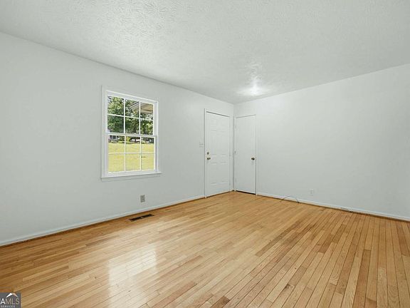 4th image of 864 Whitehall Dr