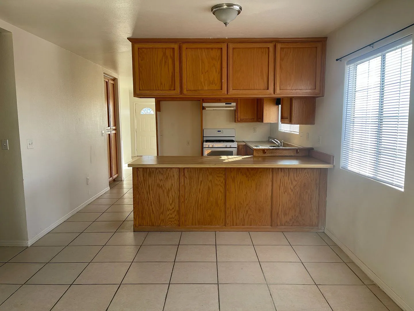 3 Bedroom 2 Bedroom Ready Now! — Photo 4