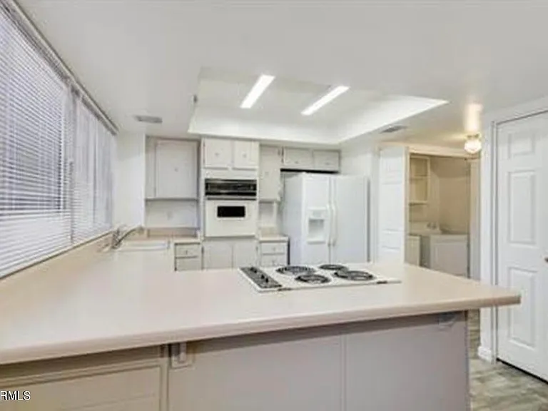 1728 E Ellis Dr — Photo 2