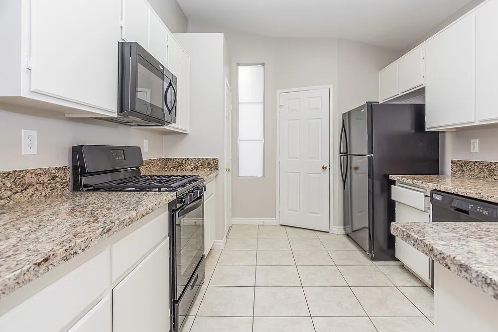 3 bed, 2.0 bath, 1374 sqft, $2,030 — Photo 4