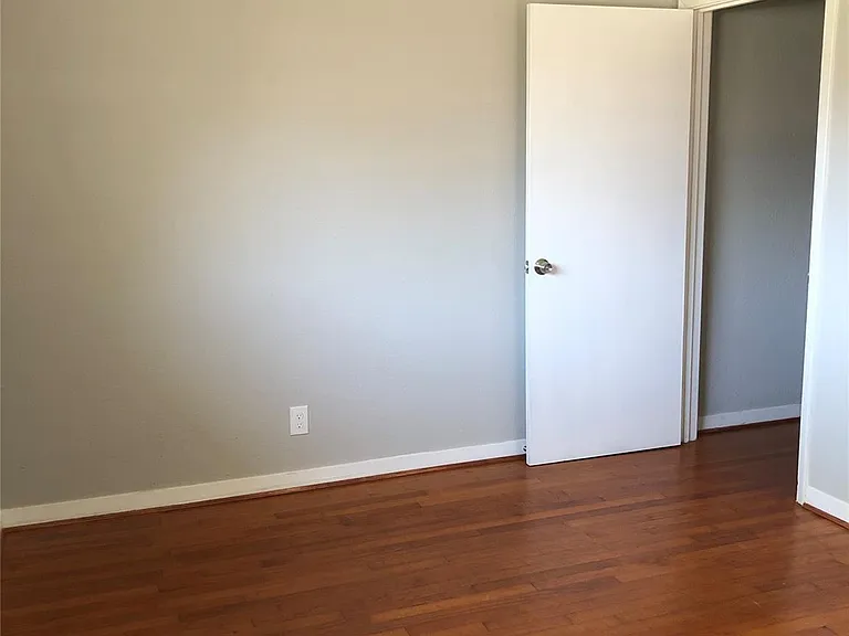 509 Avenue J — Photo 8