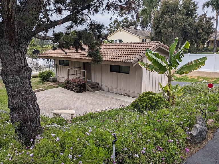Cottage and patio from entry driveway