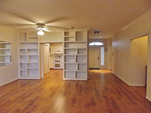 5th image of 1042 Edinburgh Dr