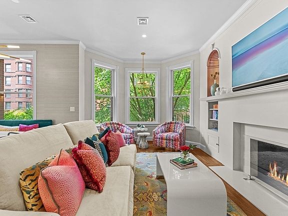 3rd image of 402 Marlborough St APT 3