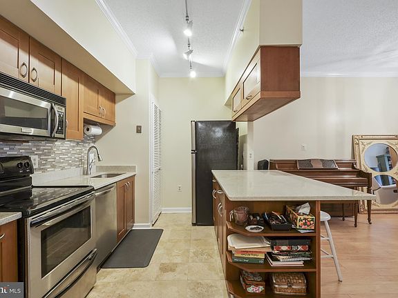 3rd image of 1211 S Eads St APT 311