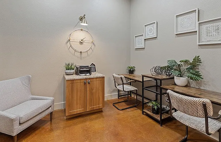 Junction Crossing Apartments — Photo 16