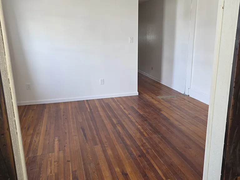 Laurel St — Photo 5