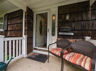 4 Huber Pl, Saint James, NY 11780