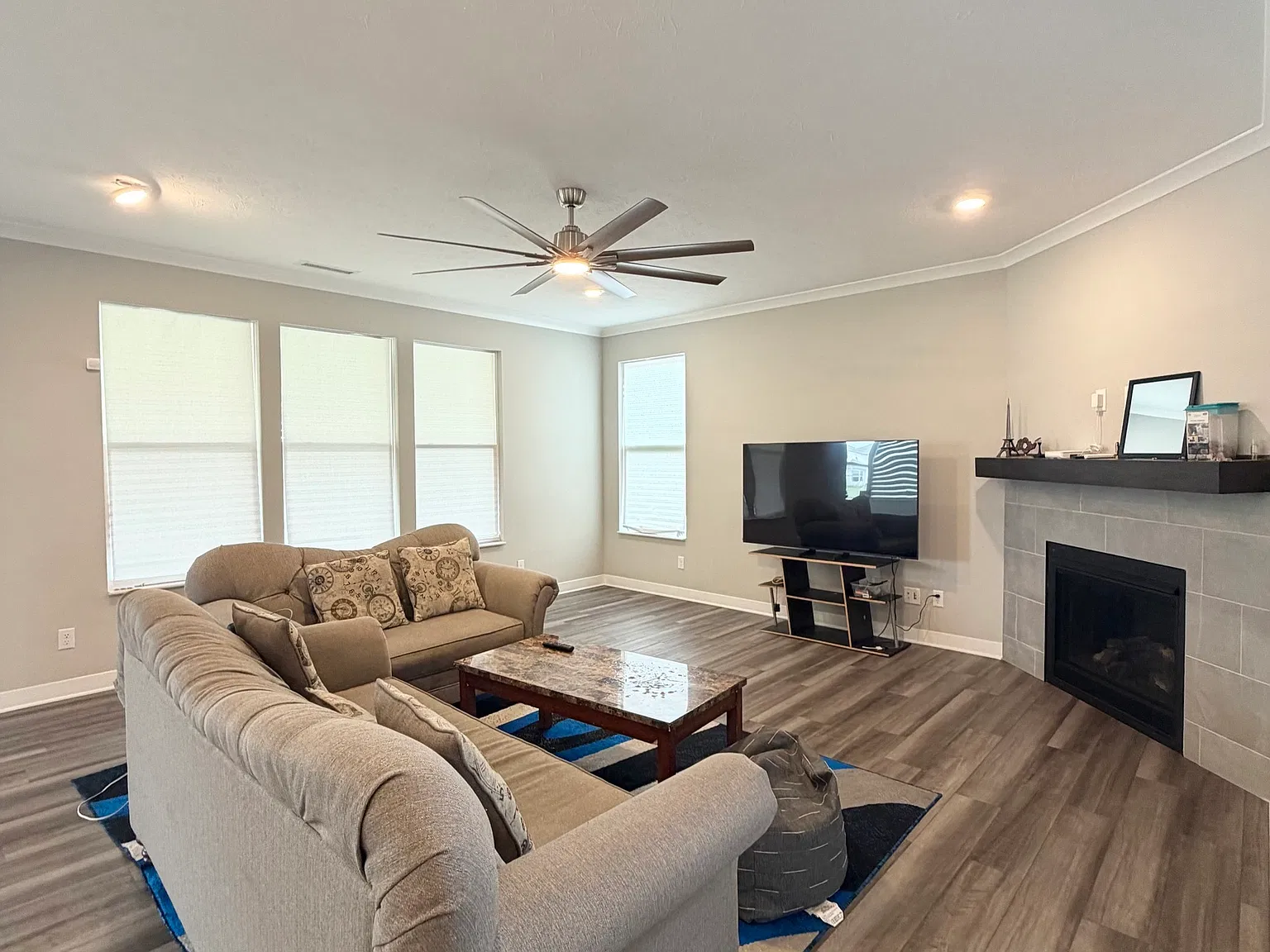 5 bed, 4.5 bath, 3731 sqft, $3,500 — Photo 4