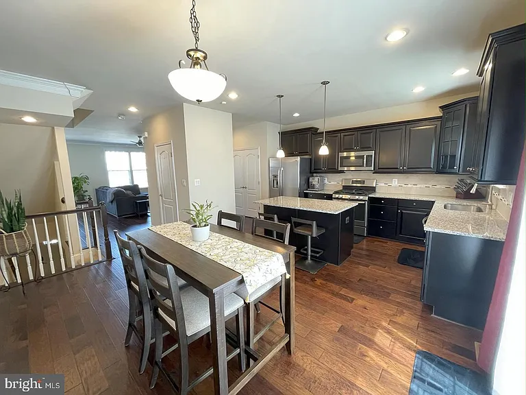 706 Bunker Ln — Photo 5