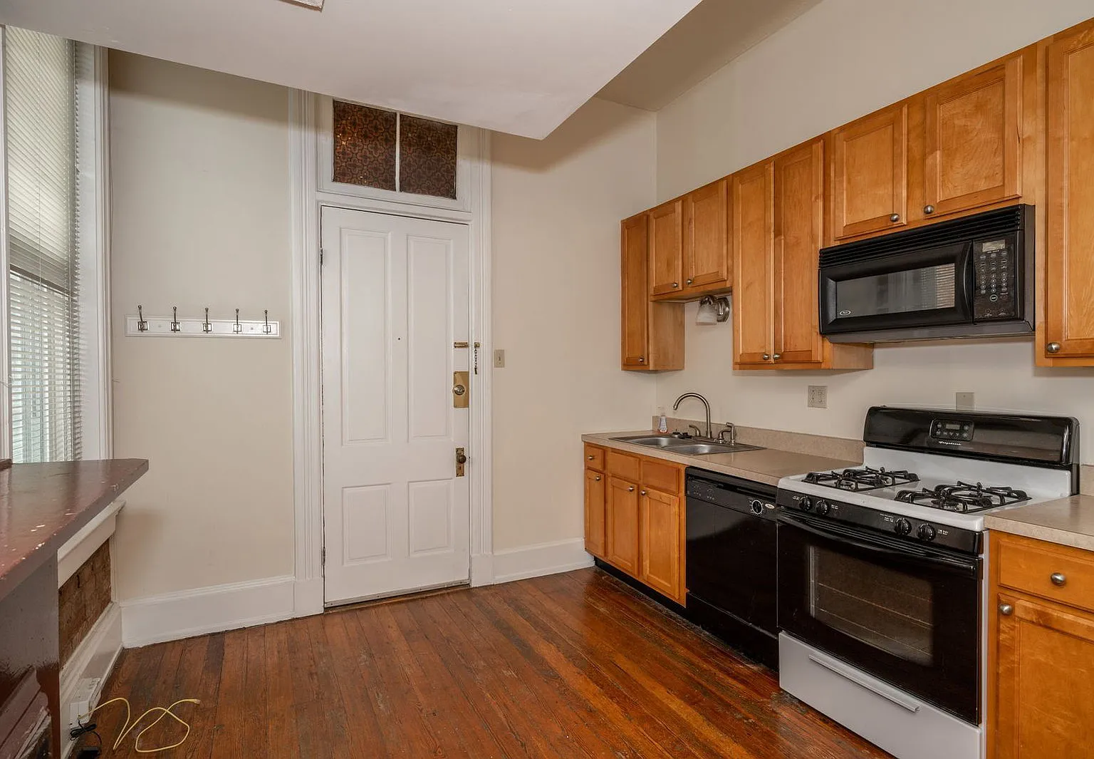 1 bed, 1.0 bath, 650 sqft, $1,305 — Photo 2