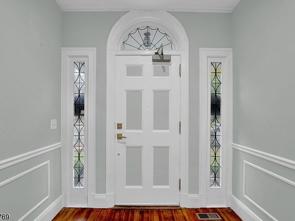 5th image of 1 Lenox Pl #A