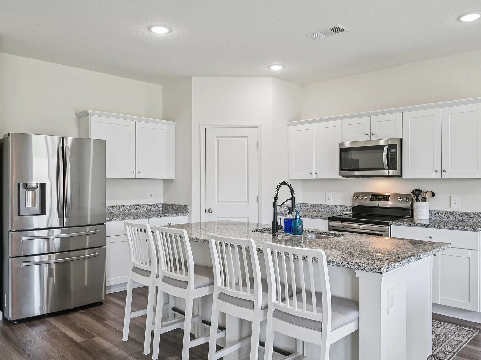 4 bed, 2542 sqft, $2,375 — Photo 2