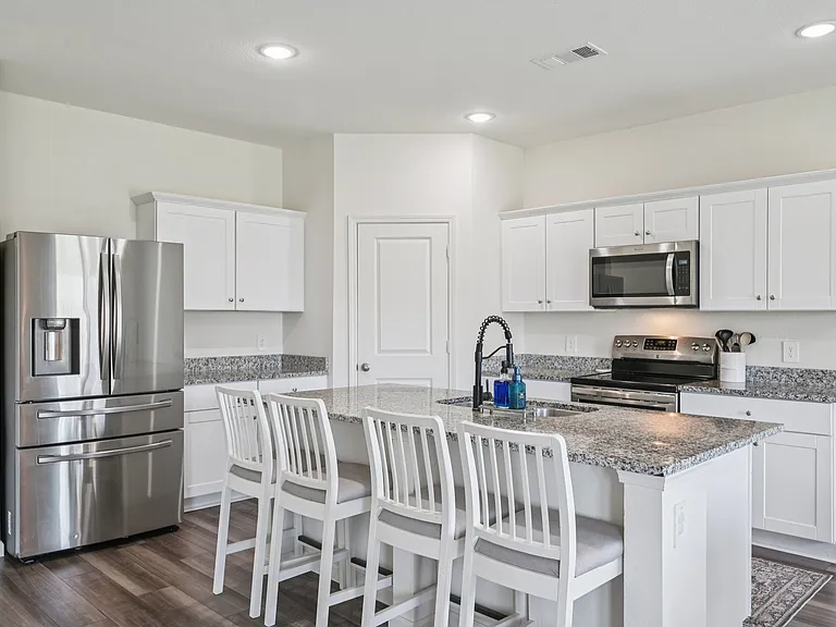 770 Yorkshire Dr — Photo 2