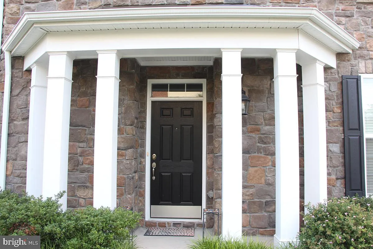 3 bed, 3.5 bath, 2884 sqft, $3,750 — Photo 2