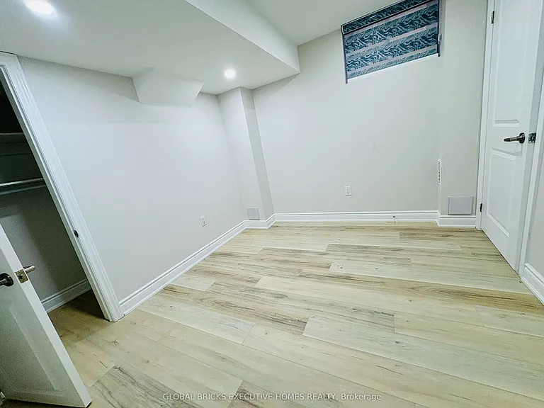 4056 Channing Cres — Photo 20