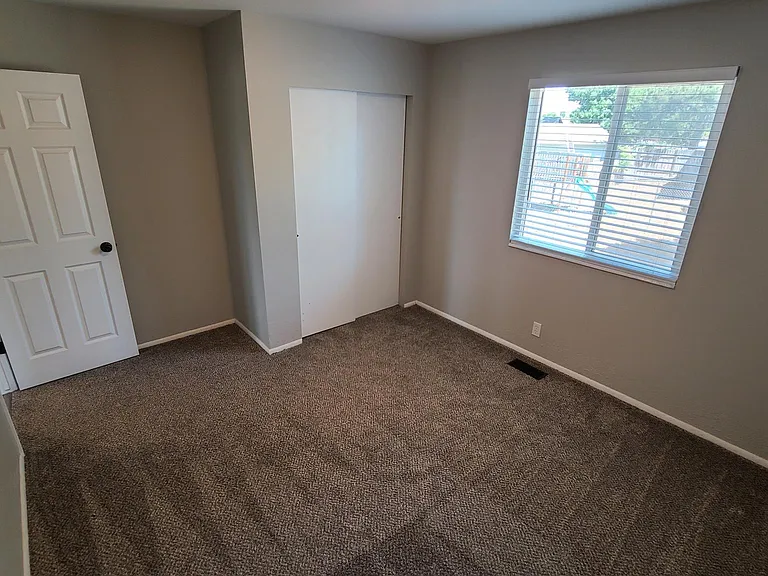 940 W Red Oaks Dr — Photo 27