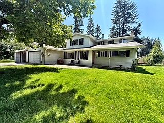 1st image of 450 NE Riverhill Dr