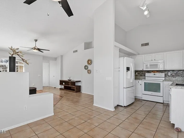 1948 E Carla Vista Dr — Photo 9