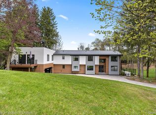 10459 Hyne Rd, Brighton, MI 48114