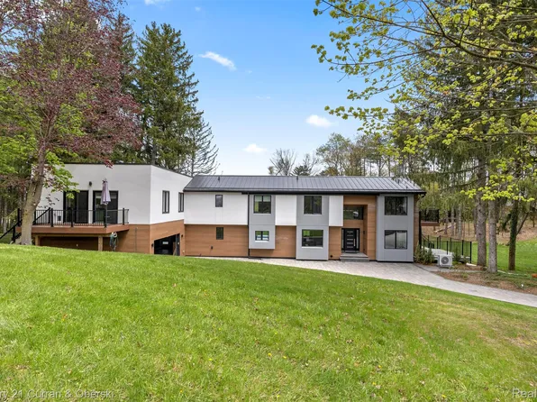 10459 Hyne Rd, Brighton, MI 48114