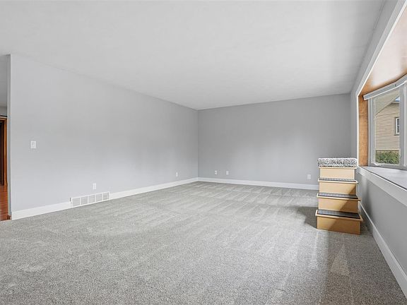 3rd image of 31 Bedford Ct