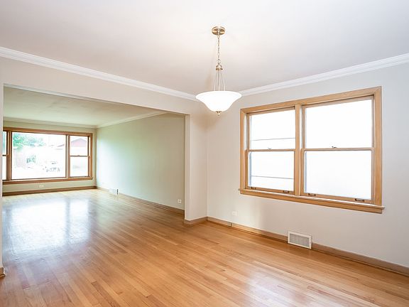 5th image of 2640 W 94th St