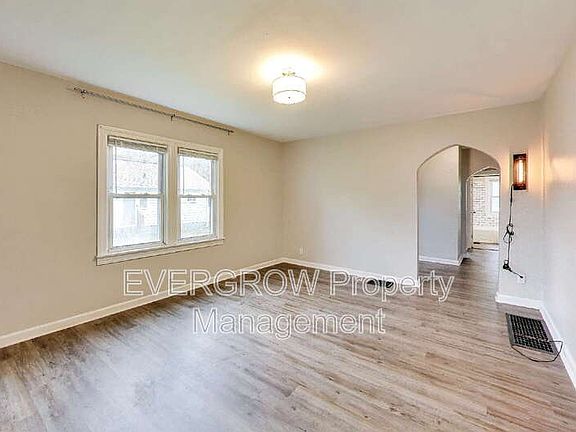 3rd image of 1510 N Gladstone Ave