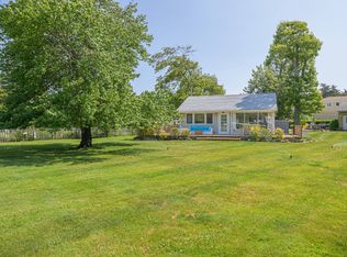 10 Penny Ln, Hampton Bays, NY 11946