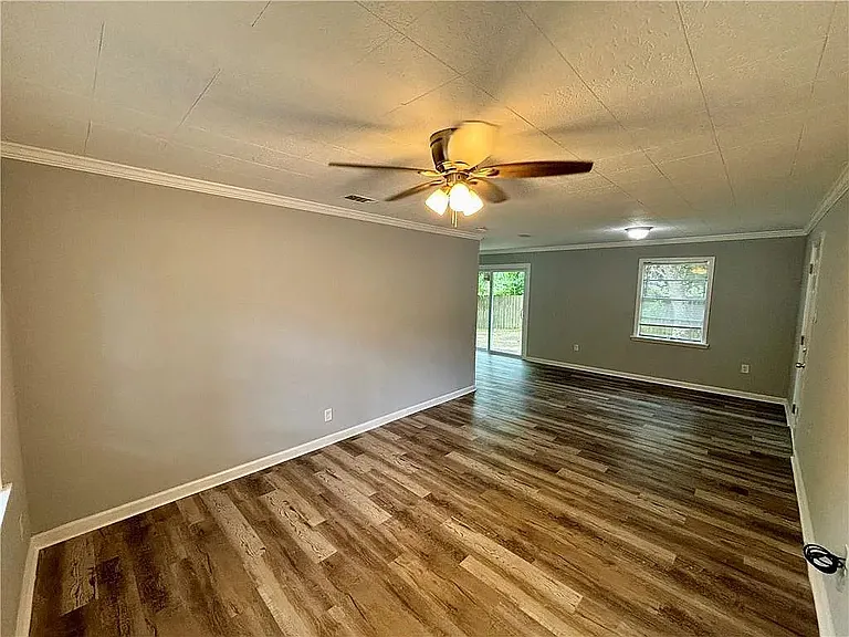 466 Pinehill Dr — Photo 3