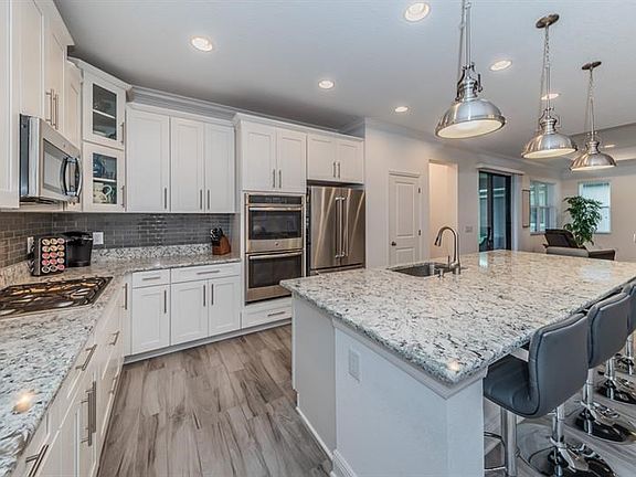 14.Upgraded Gourmet Kitchen